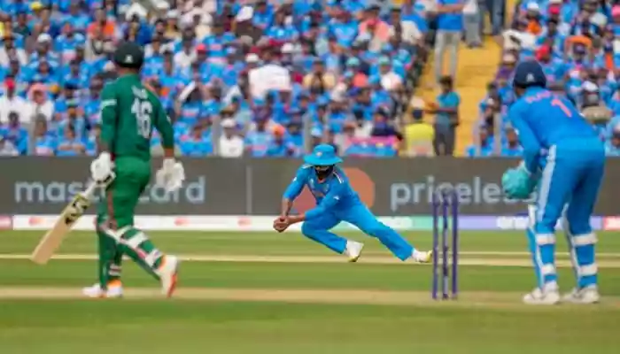 5 Jaw-Dropping Catches That Stole the Cricket Spotlight!