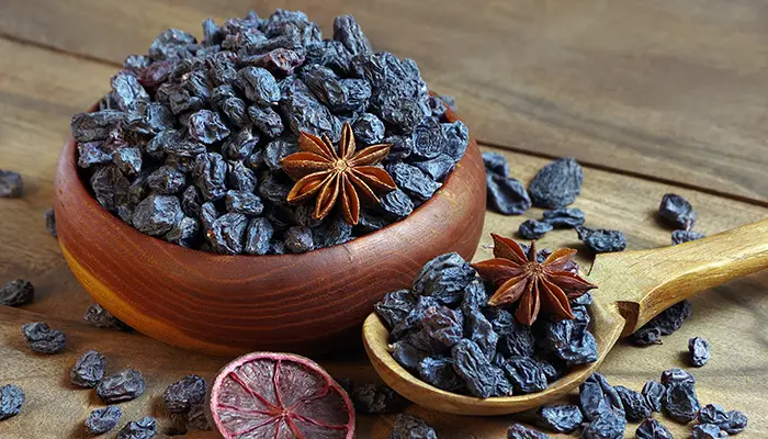 Raisins Hold these Hidden Treasure: Health Benefits of Soaked Black Raisins